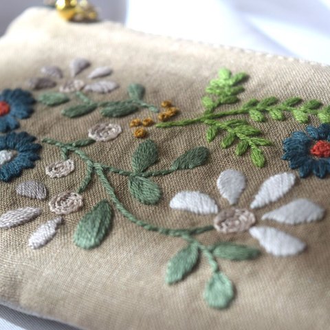 送料無料「アースカラーボタニカル」手刺繍ポーチ