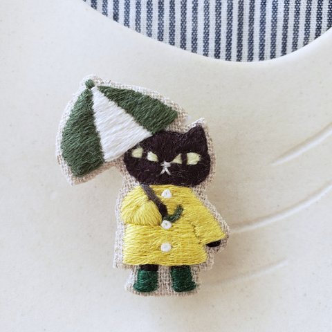 雨の日の黒猫刺繍ブローチ【受注制作】