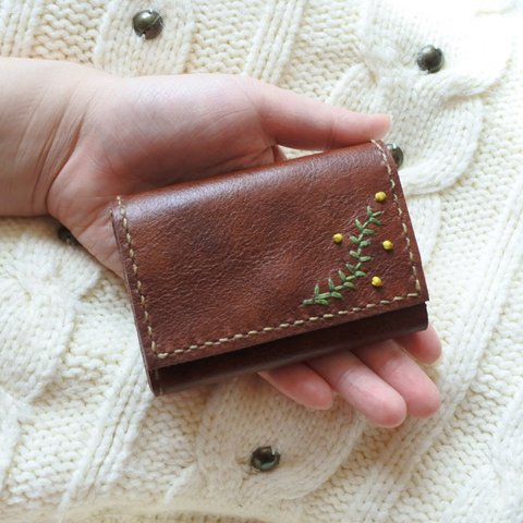 BOX型で使いやすい！本革ミニ財布♡かわいい刺繍アレンジ♡三つ折り財布　ミニマル財布　ミニウォレット　手刺繍　ミナペルホネン　ミモザ