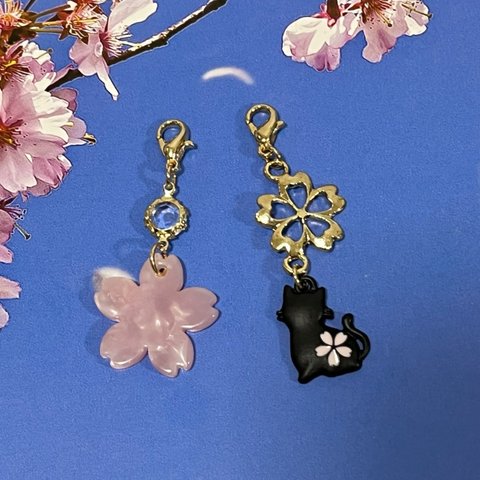 人気❤︎【送料無料】〈2個セット〉♡ 桜と黒猫ちゃんのチャーム♡春らしいチャーム　マスクチャーム