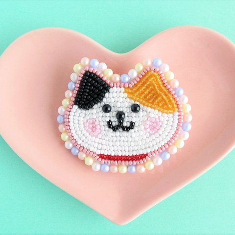 キュンキュンスマイル猫(パール)　三毛猫のブローチ（ビーズ刺繍）