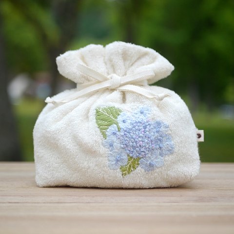 【特集掲載】ふんわりタオルのブルーガクアジサイ手刺繍巾着ポーチ（オーガニックコットン100％使用）