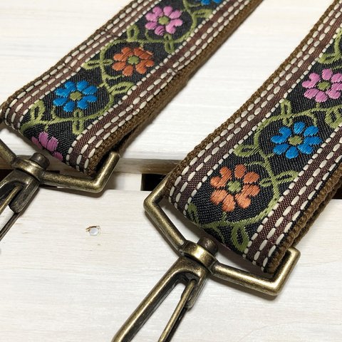 38mm幅・斜め掛け用ショルダーストラップ★ 茶色ベルト＋30mm幅黒地×青・オレンジ・ピンクの花刺繍チロリアンテープ