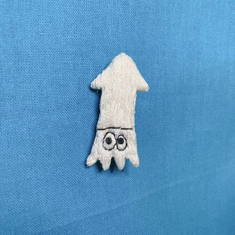 イカの刺繍ブローチ