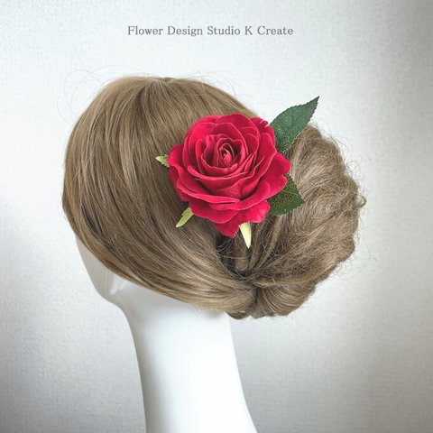 赤い薔薇の髪飾り（バラ＆葉） 赤　赤い薔薇　髪飾り　フローレス　フラメンコ　ダンス　薔薇　バレエ　結婚式　発表会