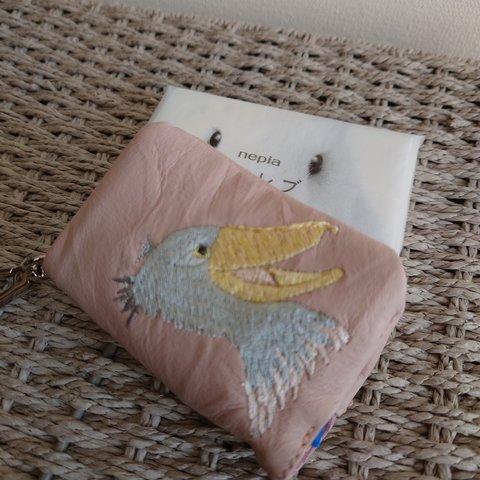 本革ポケットテッシュホルダー　ぶら下げて探さない　いざという時すぐにさっと使える　ミシン刺繍　笑顔のハシビロコウ　バックチャームとしても