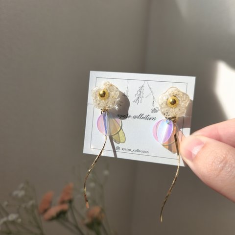 揺れるウェーブの花びらイヤリング