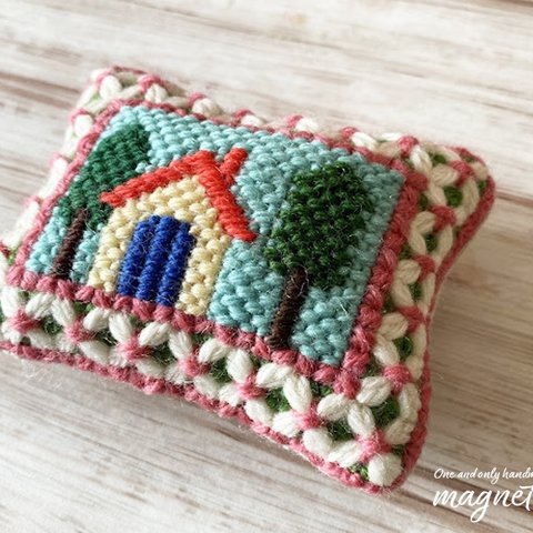 ウール刺繍のピンクッション 家B