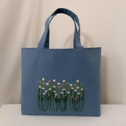 【A4大サイズ】草花手刺繍･綿麻トートバッグ･ニュアンスブルー【くが屋】