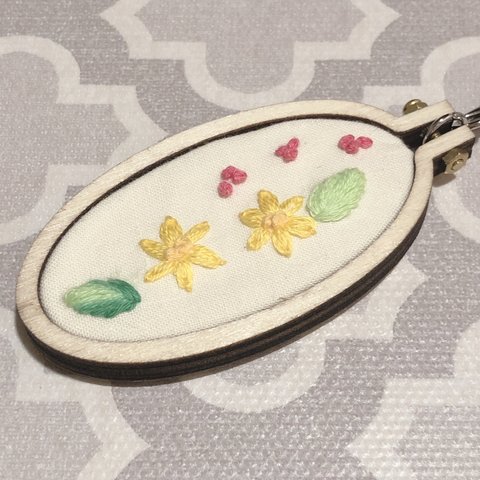 スイセン 花 刺繍 チャーム