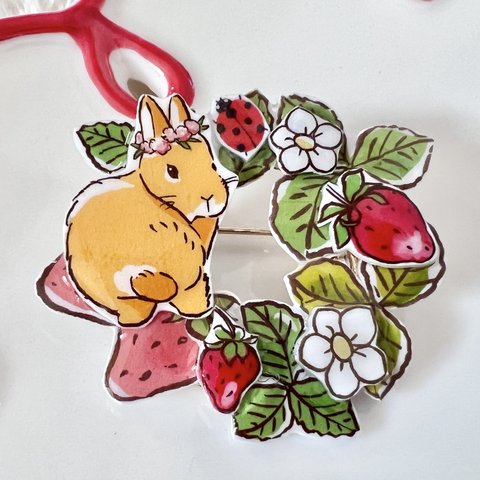 Rabbit and strawberry brooch うさぎと苺のブローチ　花冠①
