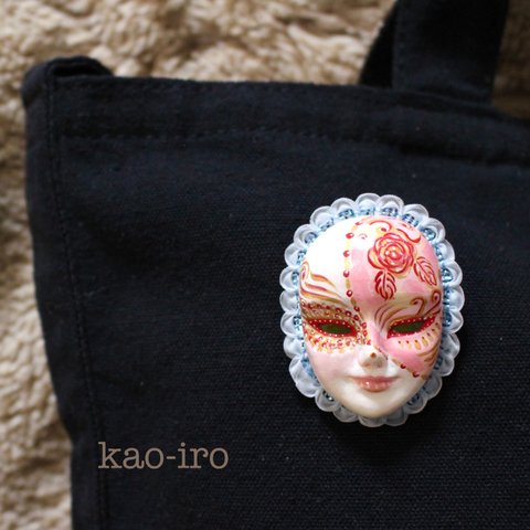 【kao-iro】ブローチフィギュア（ベネチアンマスク風:Venetian mask）brooch   ドール　人形　Doll   ピンク　pink  薔薇　ローズ　rose