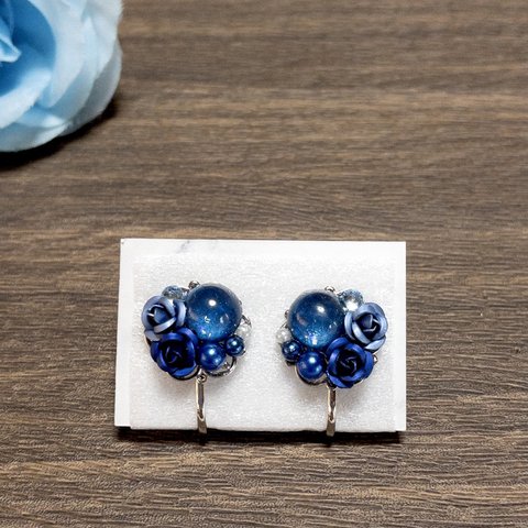 青い薔薇と小さめカボションのイヤリング
