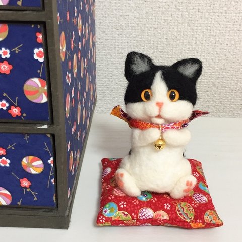 【 SOLD OUT 】和風 ハチワレ猫さん | 羊毛フェルト 猫 内祝い 置物 オブジェ 縁起物 ウェルカムドール 