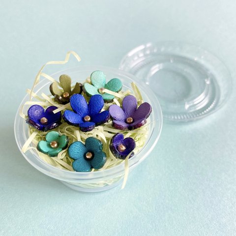 【革の花畑カップ】小花ピン加工タイプ８個入り(ブルーカラー)