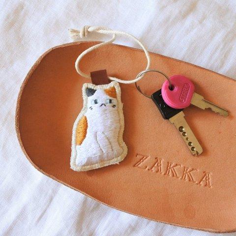 ごはんまちにゃんこ　猫　刺繍　チャーム　みけにゃん