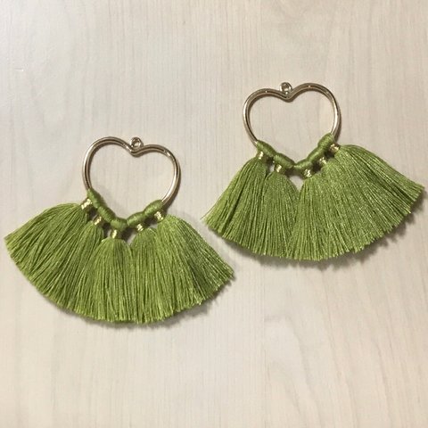 KHAKIGREEN TASSEL FRINGE GOLD HEART CHARM