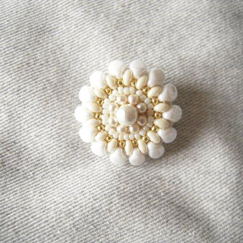 【再】ビーズ刺繍の花ブローチ_#206_beads emb. flower brooch<white/gold>