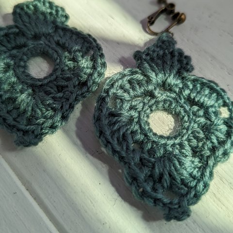 crochet 鍵編み 真鍮古美色 ニットのイヤリング グリーン系 青みのある緑 軽い