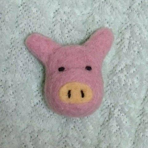 ぶたさん🐷  の  羊毛フエルト ブローチ