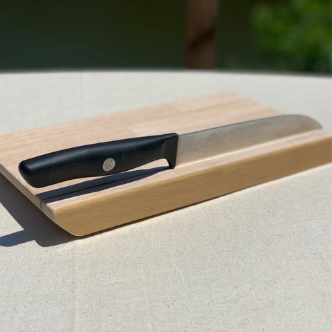 包丁が立つカッティングボード　オシャレ　無垢材　まな板　木　キッチン用品　木製まな板　木製　カッティングボード