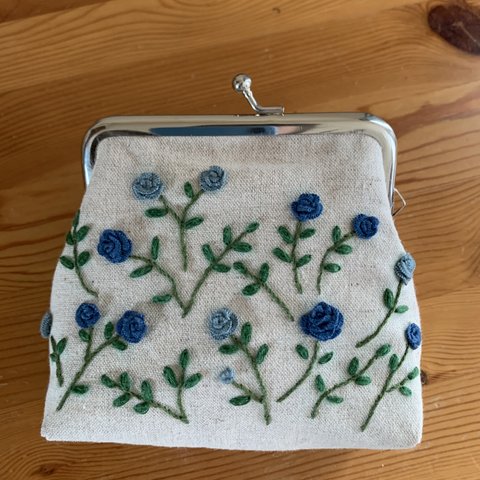 薔薇刺繍のがま口ポーチ　濃紺