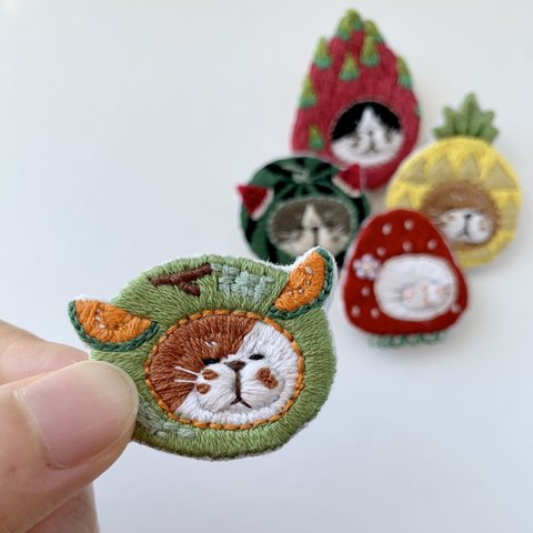 メロンねこ/ねこかぶり 手刺繍ブローチ