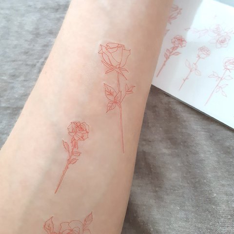 可憐に咲く薔薇の花の赤い線画のタトゥーシール