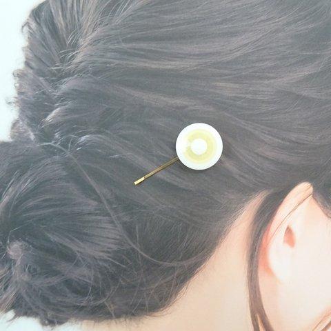 爽やかな白いボタンのヘアピン