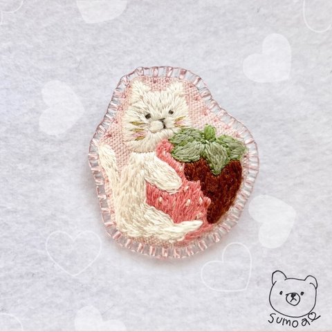 チョコがけいちご猫＊刺繍ブローチpink