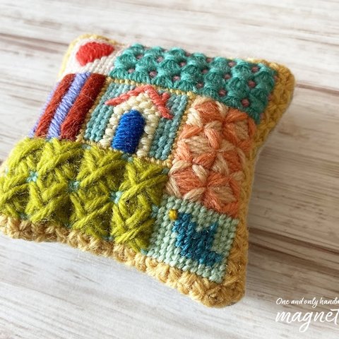 ウール刺繍のピンクッション パッチワークA