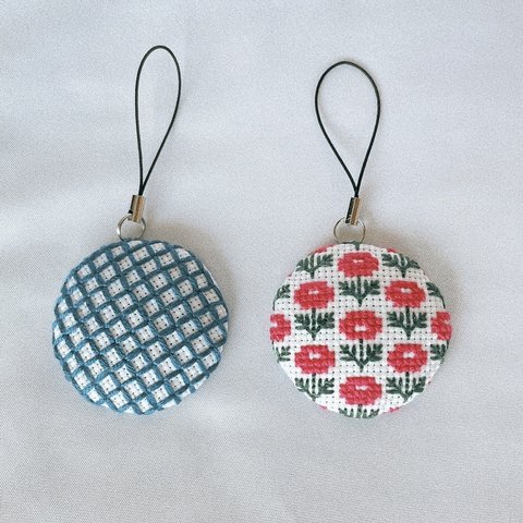 くるみボタンのストラップ　刺繍