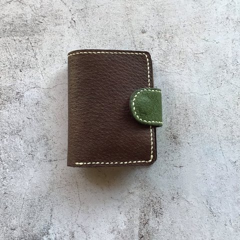 猪革の手縫いコンパクト財布（こげ茶×緑）