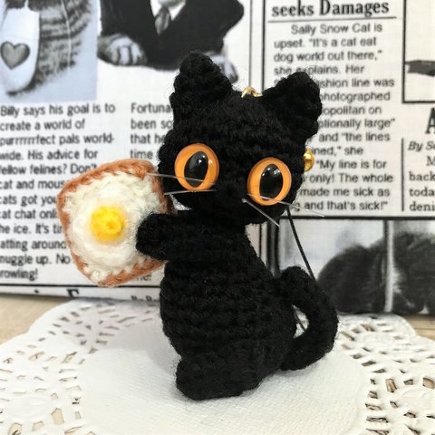 黒猫の目玉焼きトースト*あみぐるみ♡キーホルダー・ストラップ・ボールチェーン