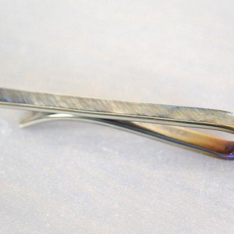 Titanium tie bar・鍛造純チタンネクタイピン・but　blue・グラデーショングラス５１mm