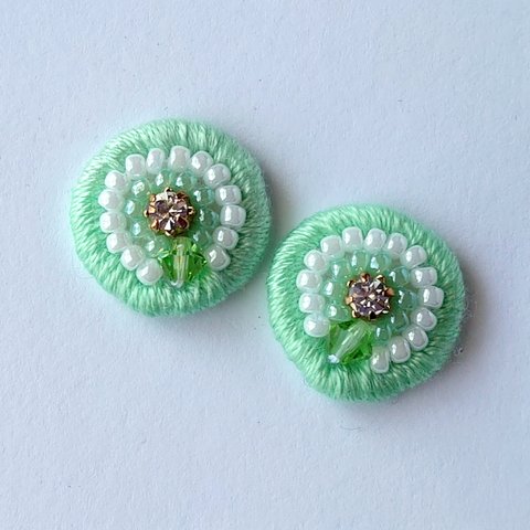 ビジューとクリスタルビーズの刺繍ピアス/イヤリング(ペールグリーン)