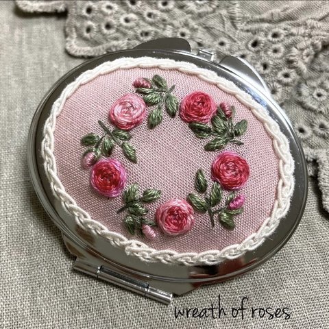 刺繍コンパクトミラー(オーバル)バラのリース