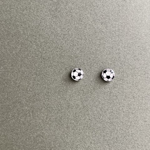 小さなサッカーボールピアス