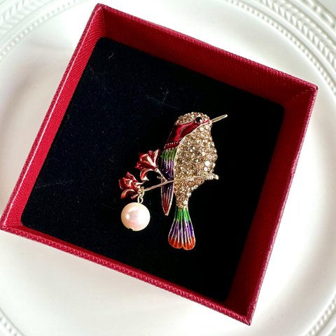 本真珠と小鳥のアンティーク風ブローチ赤
