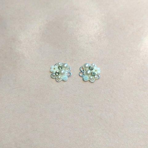 白いお花と青いお花のシンプル ピアス＆イヤリング #樹脂ピアス #樹脂ノンホールピアス #ステンレスピアス