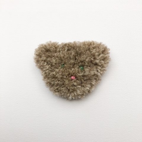 羊毛　刺繍　クマのブローチ