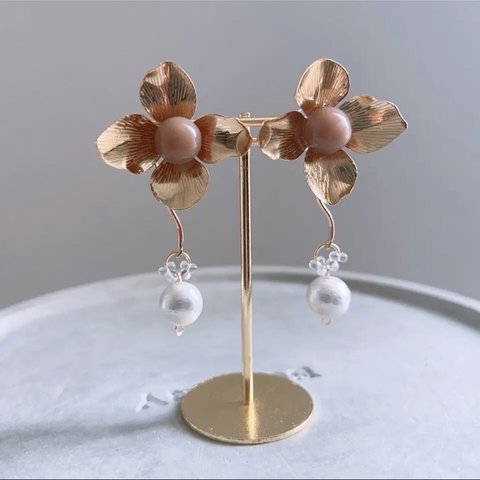 2way ×ゴールド フラワー×球体 ベージュ×ゆらゆら イヤリング ピアス アクセサリー 結婚式