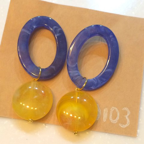 fake stone yellow＋blue ピアス