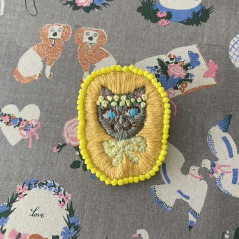 刺繍ブローチ　猫とミモザ（灰色猫）