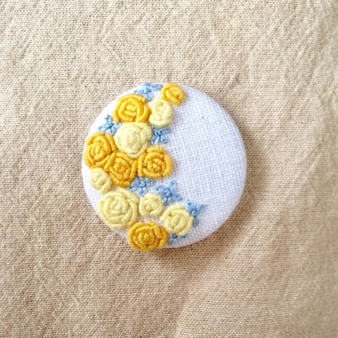 三日月のブーケ  刺繍リネンのヘアゴムorブローチ