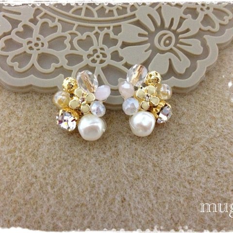 【SOLD OUT】お花のイヤリング（ベージュ）