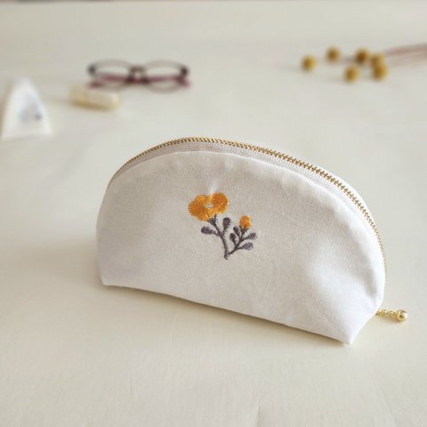 黄色いお花刺繍のパカッとラウンドポーチ