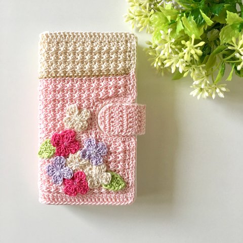 【受注製作】お花が咲いた手編みの手帳型スマホケース（パステルピンク）
