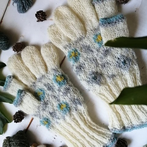 ベビーブルーと白の花の編み込み模様スマホ対応５本指手袋