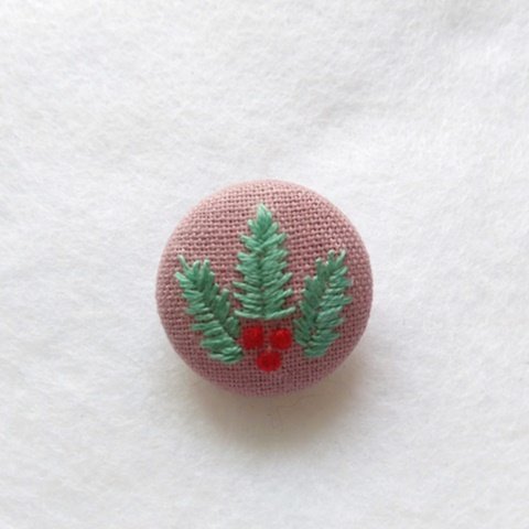 ヒイラギ（スモークピンク）刺繍ブローチ　クリスマス